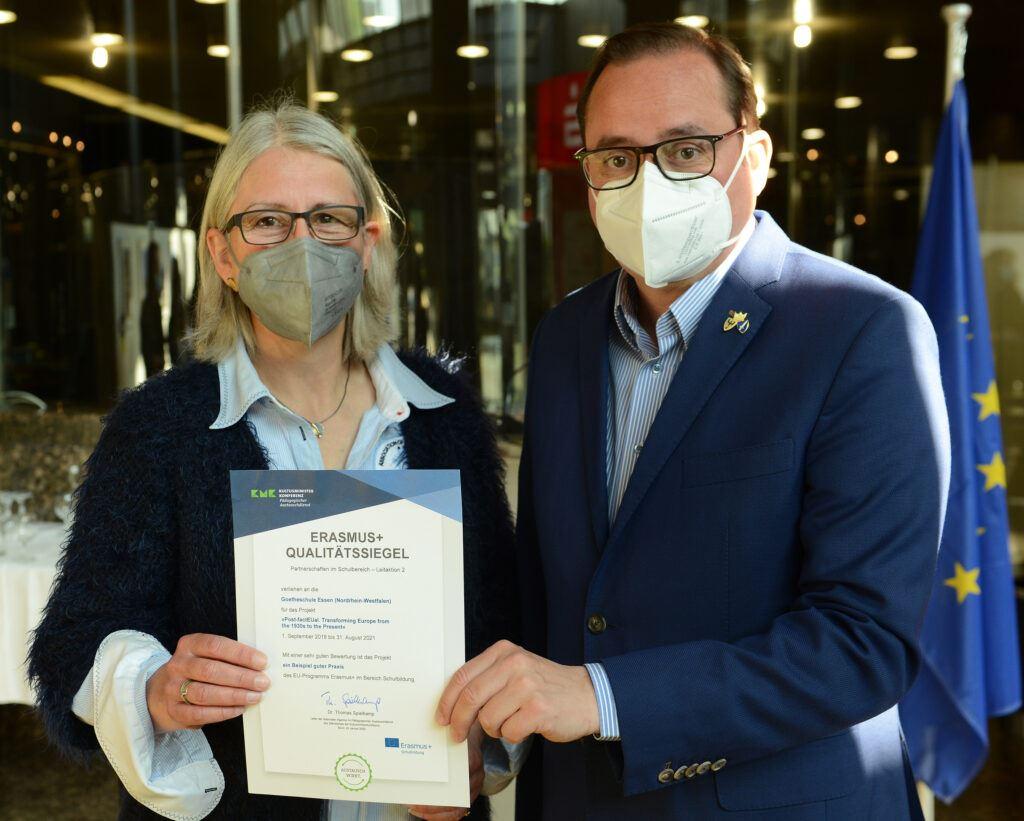 Oberbürgeremeister Thomas Kufen und Dr. Nicola Haas, Schulleiterin der Goetheschule